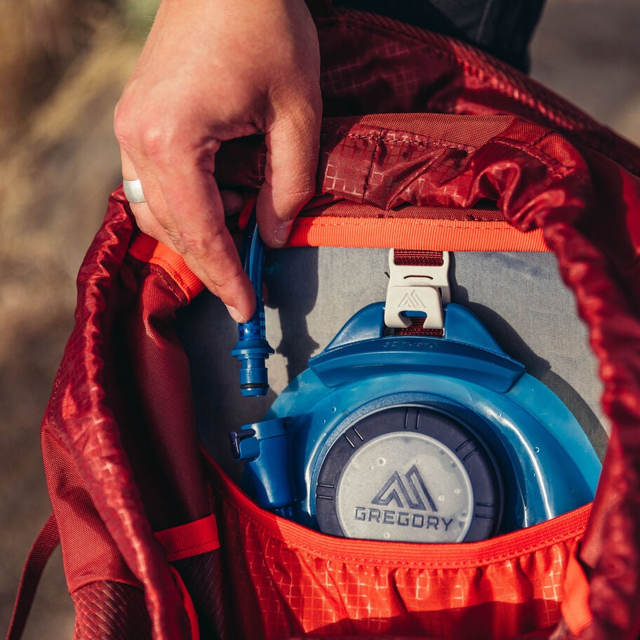 Arrio 24 in the color Outlet | Empire Blue. image number 5