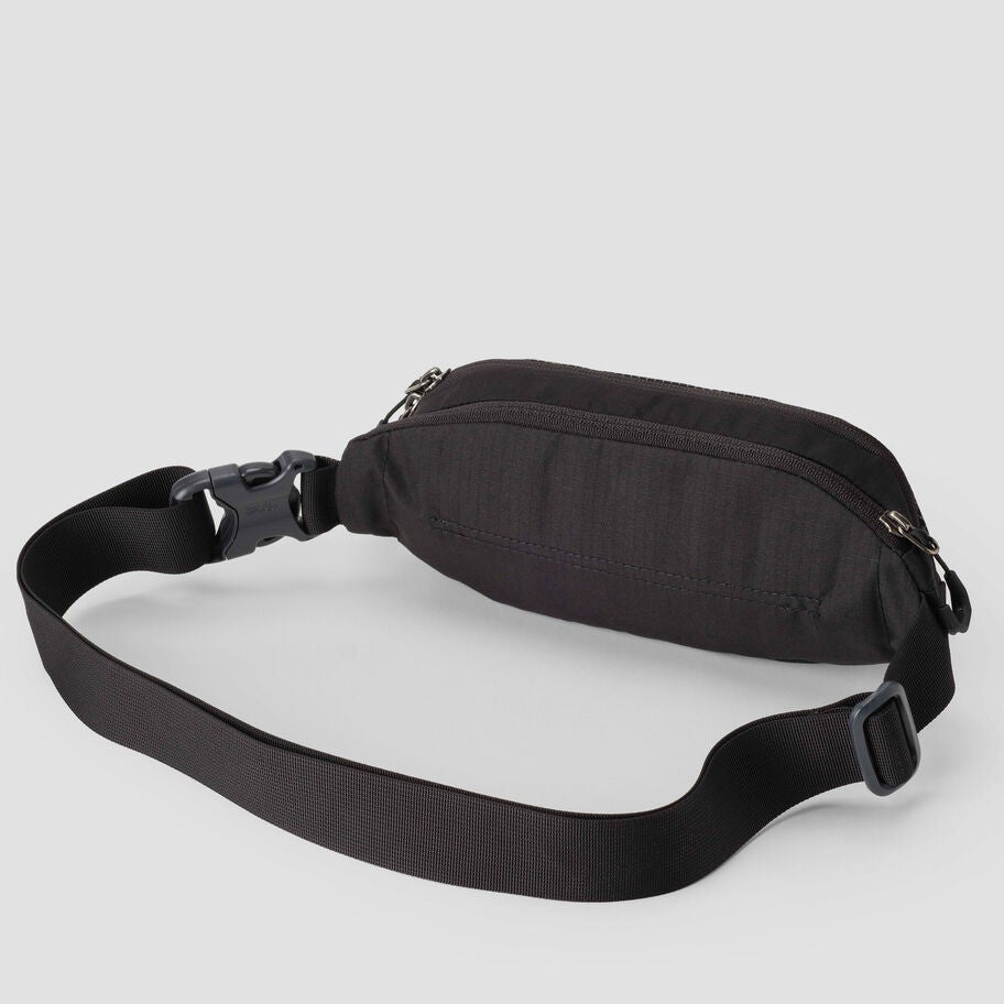 Rhune Belt Bag in the color Carbon Black. image number 1