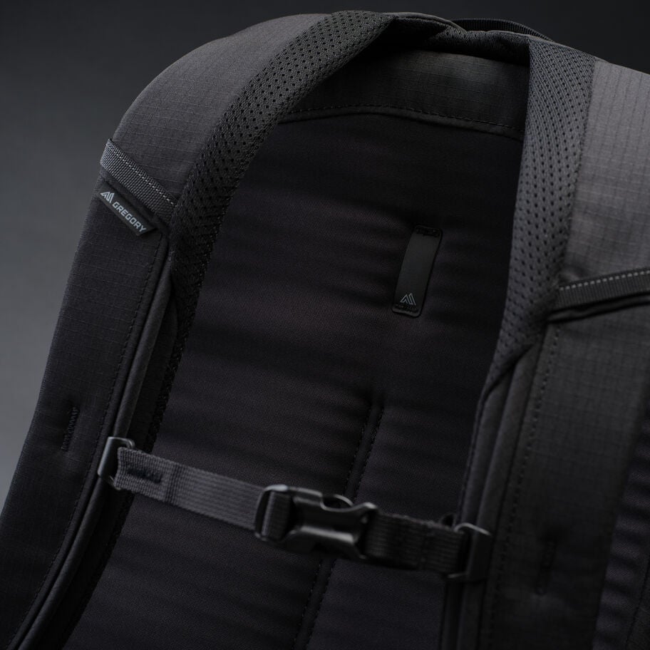 Signal 20 in the color Onyx Black. image number 5