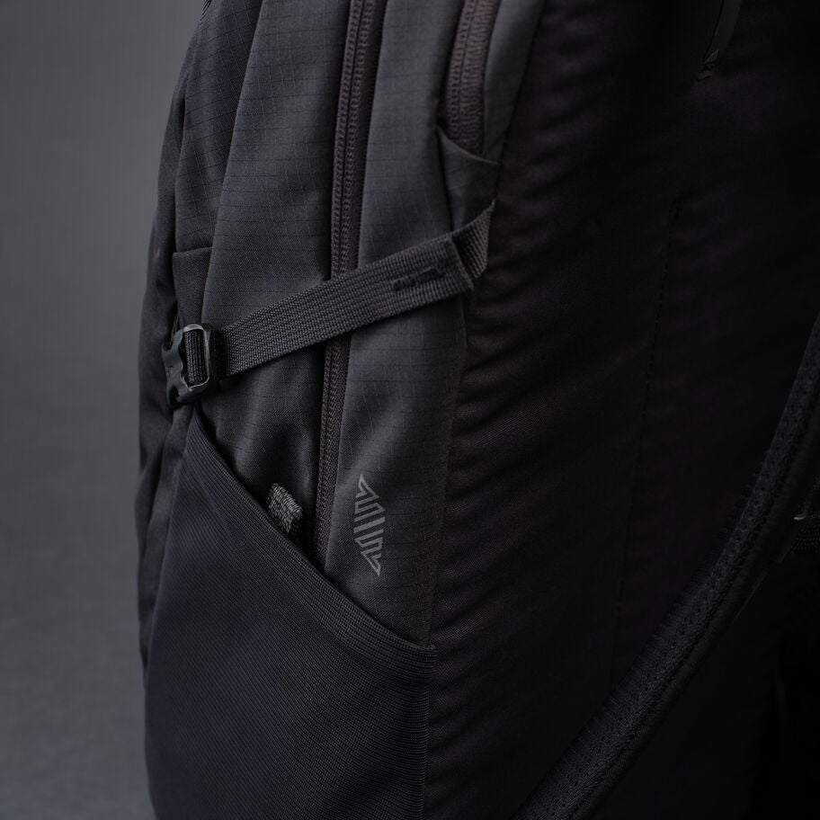 Signal 16 in the color Onyx Black. image number 4