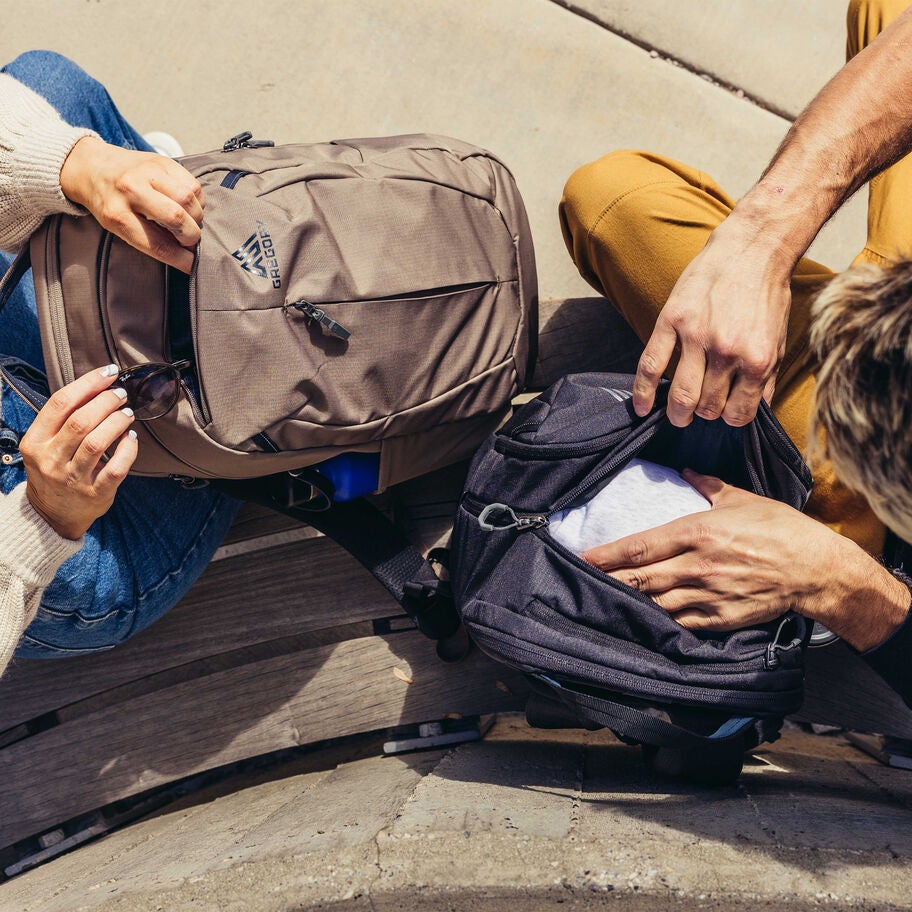 Retna 25 in the color Mesa Brown. image number 6