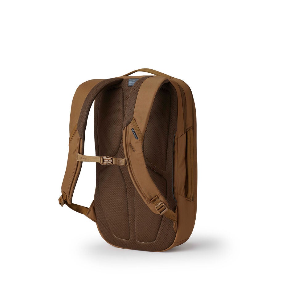 Border 18 in the color Outlet | Coyote Brown. image number 1
