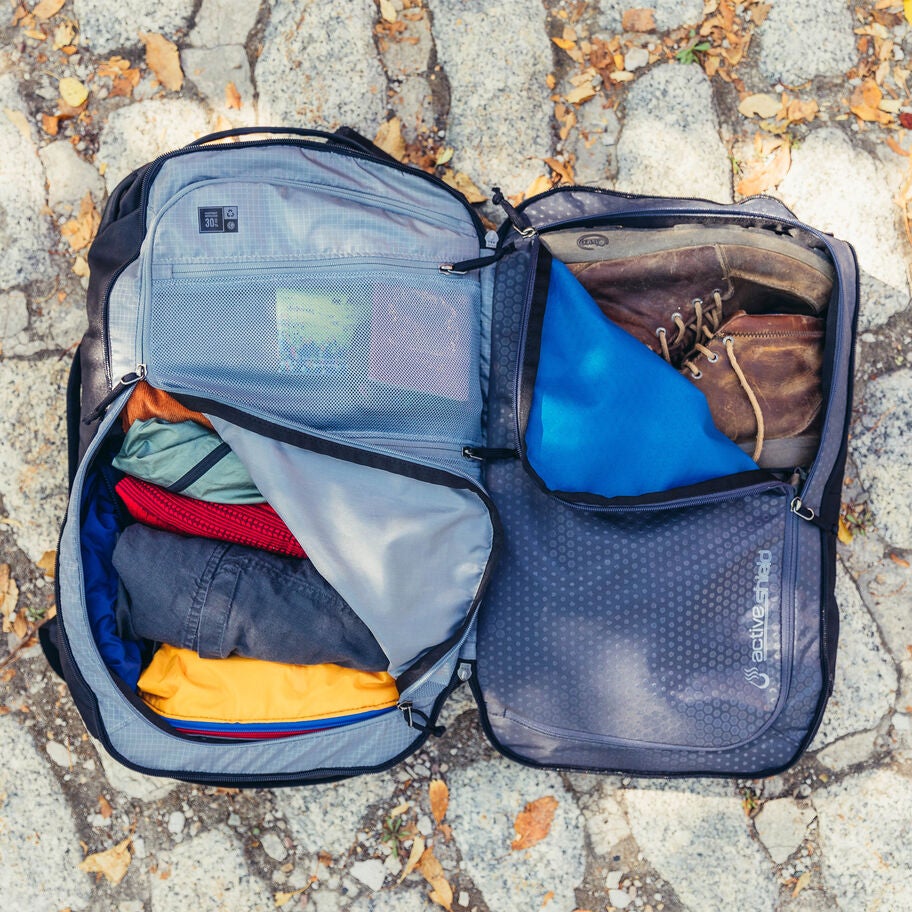 Border Traveler 30 in the color Outlet | Total Black. image number 5