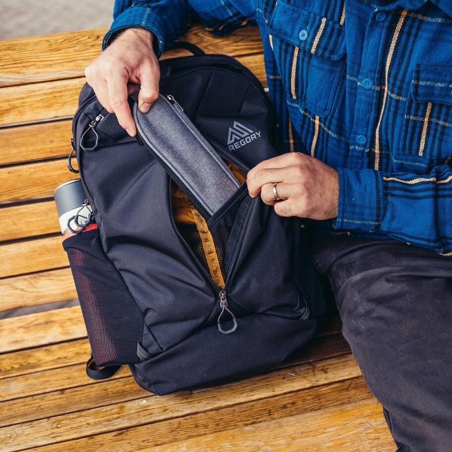 Rhune 28 in the color Carbon Black. image number 5