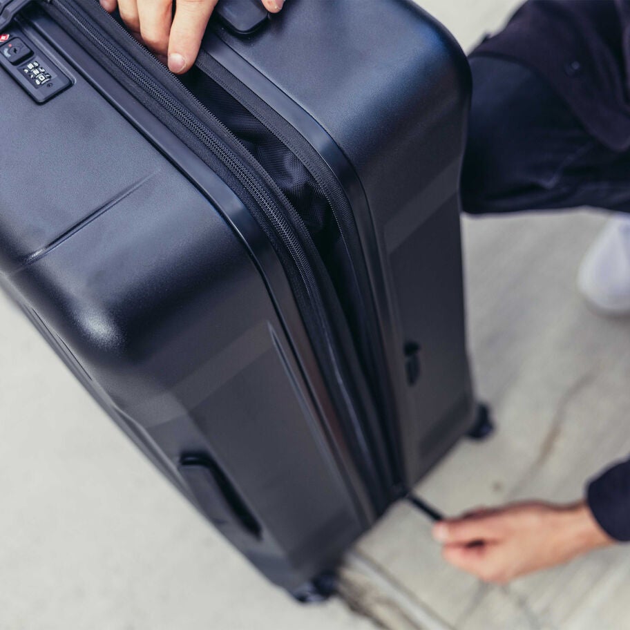 Quadro Pro Hardcase 28" in the color Optic Black. image number 4