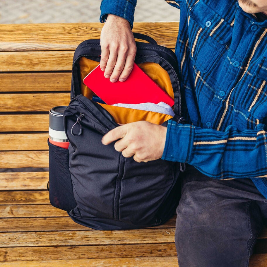 Rhune 28 in the color Carbon Black. image number 6