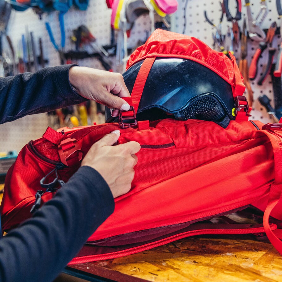 Targhee 32 in the color Gamma Red. image number 5