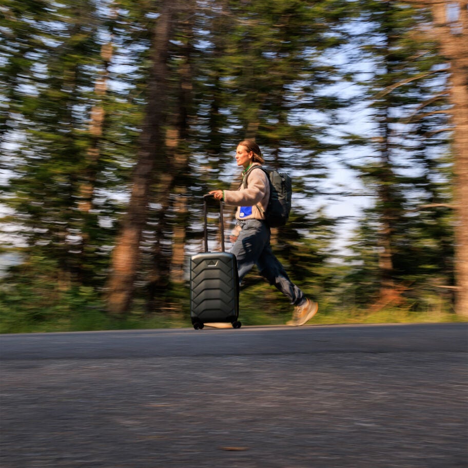 Cache Carry-On in the color Nordic Blue. image number 8
