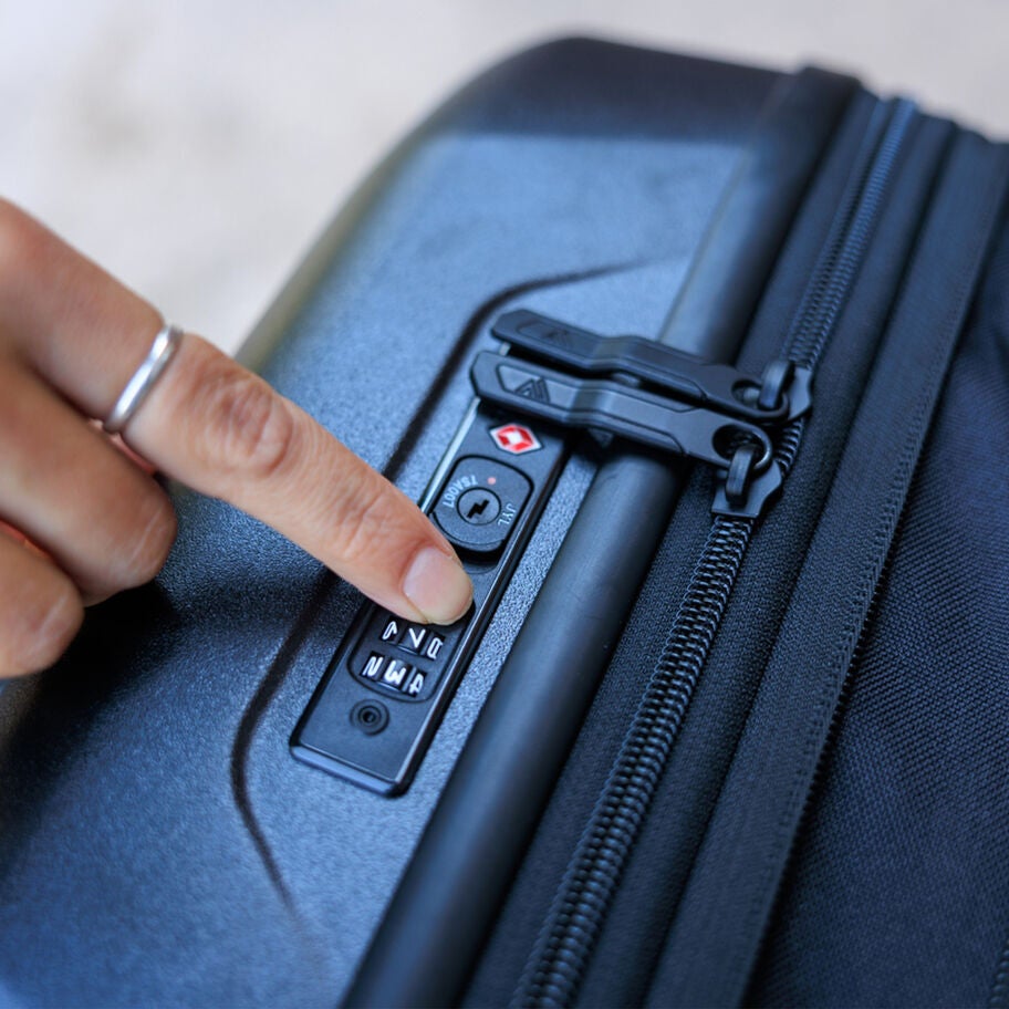 Cache Carry-On in the color Swiss Green. image number 6