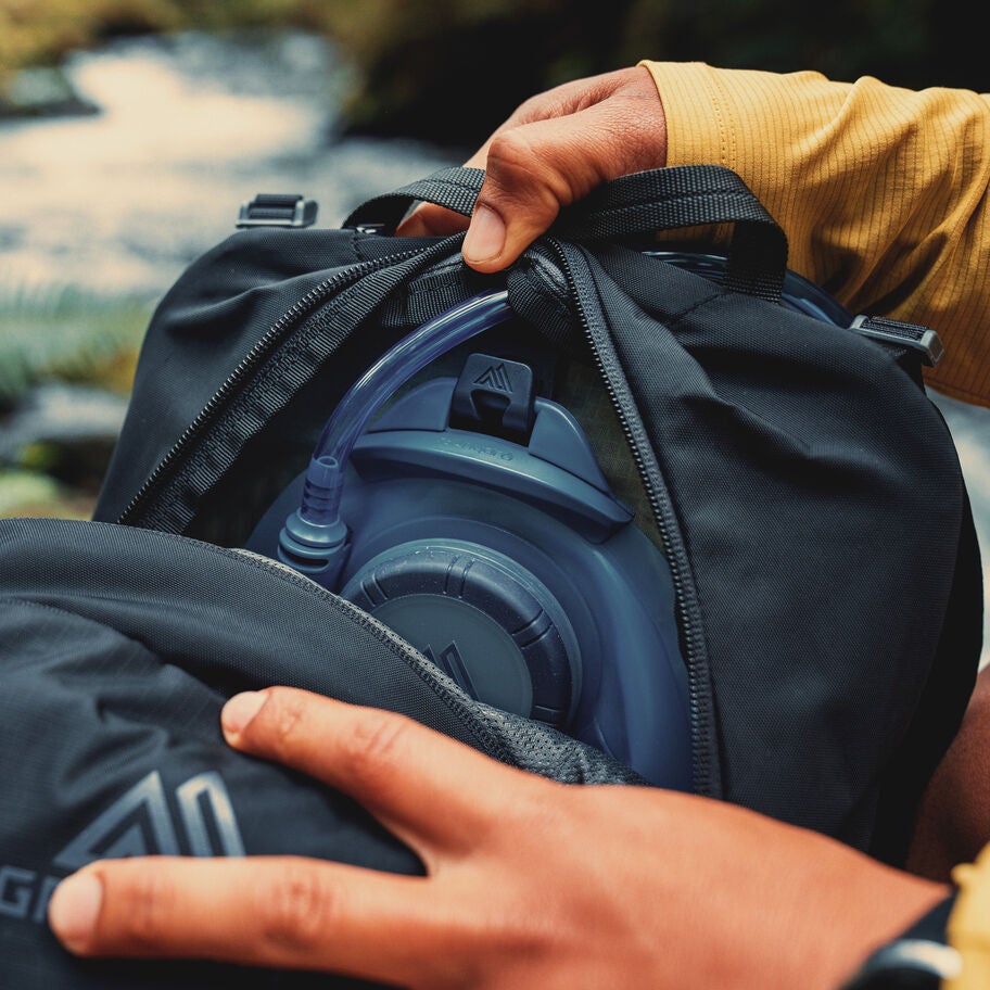 Arrio 24 in the color Shadow Pine Black. image number 6