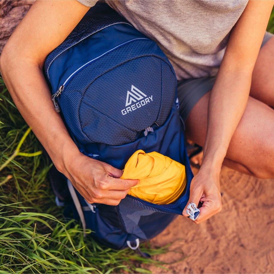 Juno 30 in the color Emerald Green. image number 8