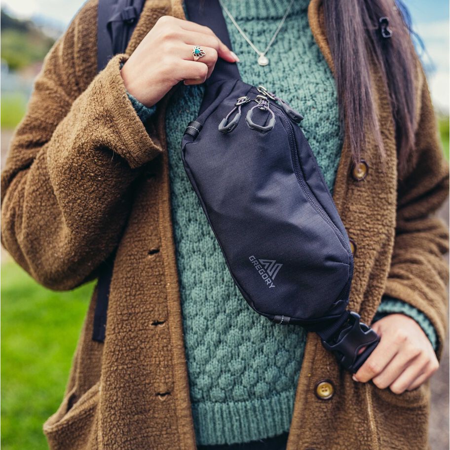 Rhune Belt Bag in the color NEW | Starship Navy. image number 5