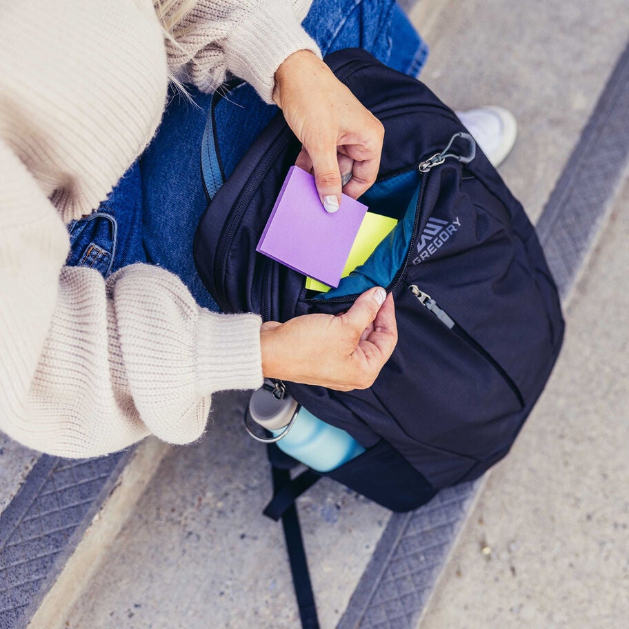 Retna 25 in the color Mesa Brown. image number 5