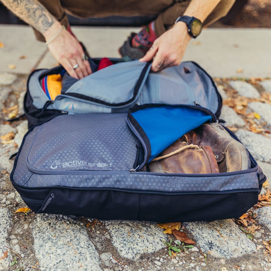 Border Traveler 30 in the color Outlet | Total Black. image number 3