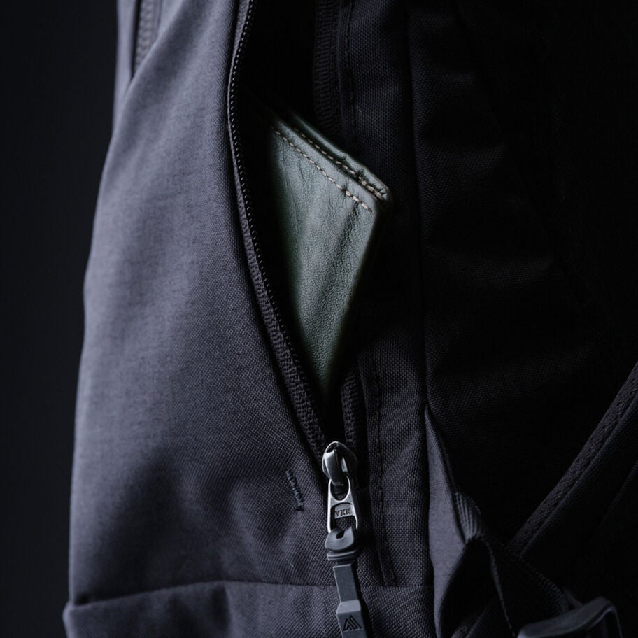 Outset 20 in the color Onyx Black. image number 3