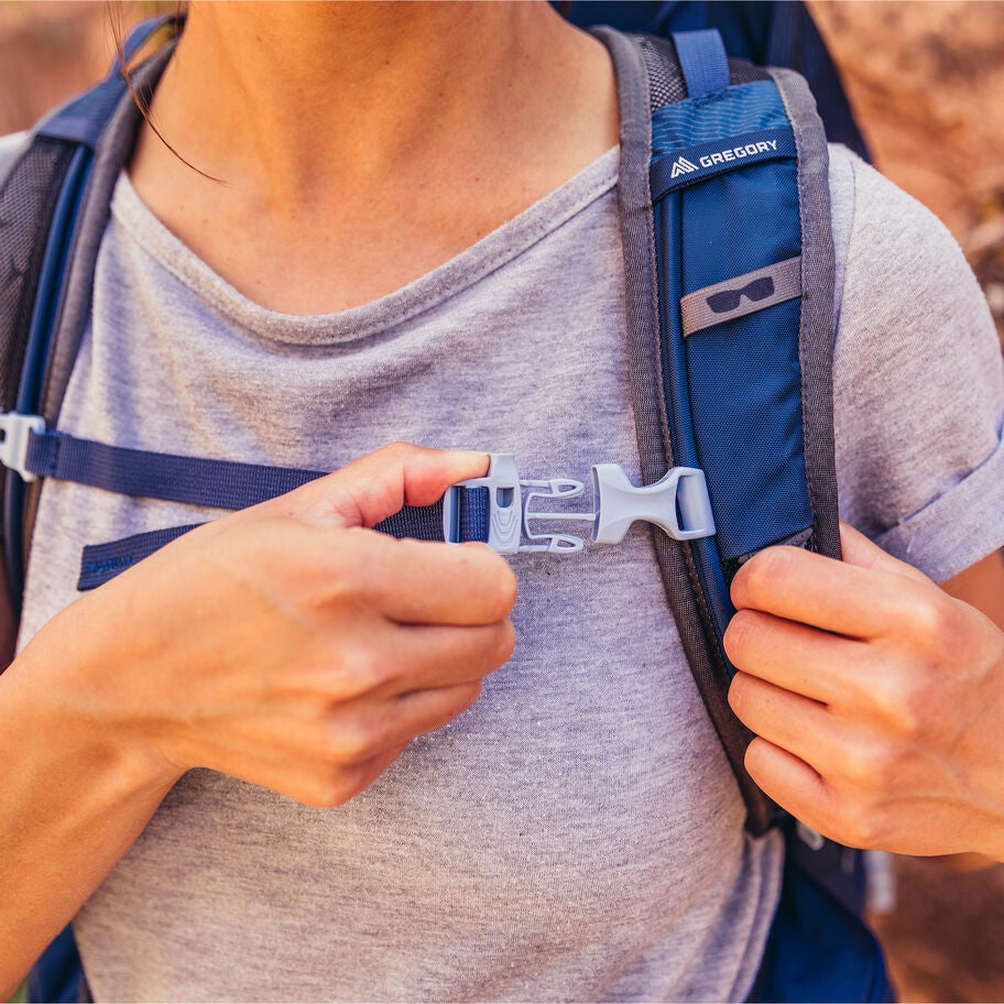 Juno 30 in the color Emerald Green. image number 4