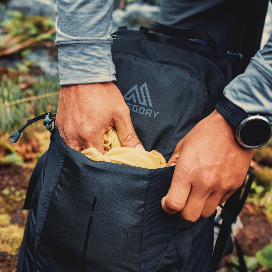 Arrio 24 in the color Shadow Pine Black. image number 3