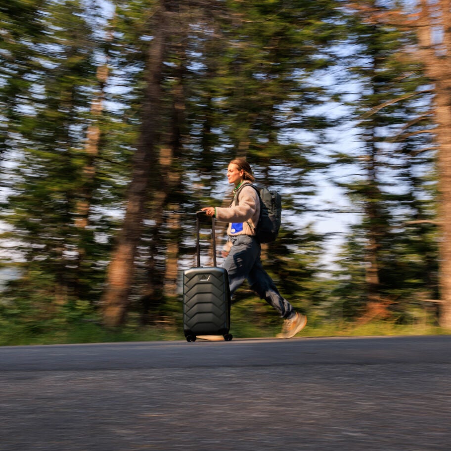 Cache Carry-On in the color Swiss Green. image number 8