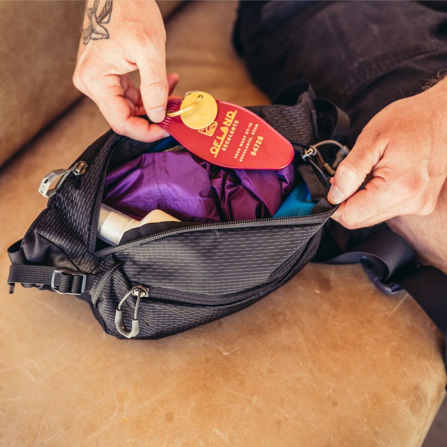 Nano Waistpack in the color OUTLET | Onyx Black. image number 3