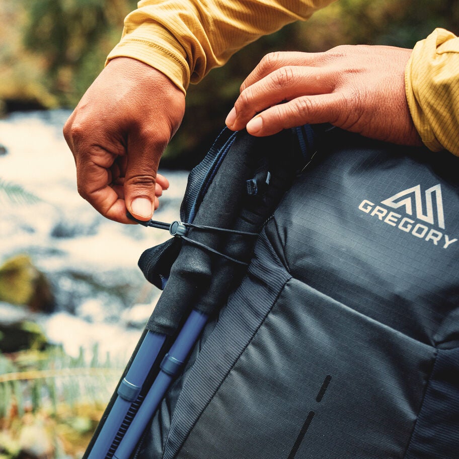 Arrio 24 in the color Shadow Pine Black. image number 5