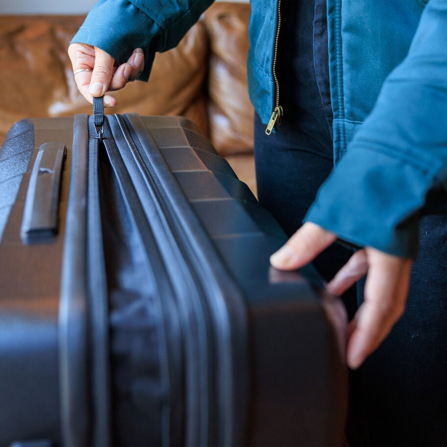 Cache Carry-On in the color Swiss Green. image number 5