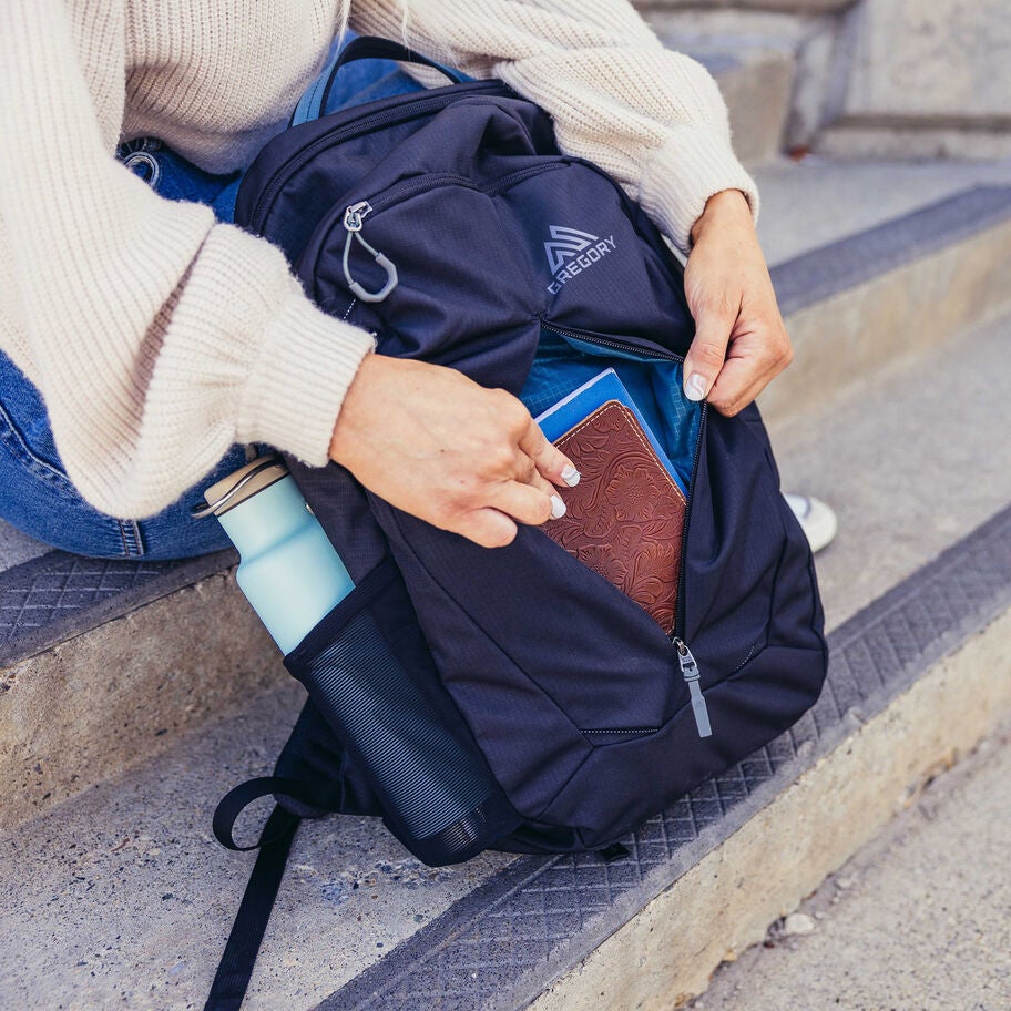 Retna 25 in the color Mesa Brown. image number 4