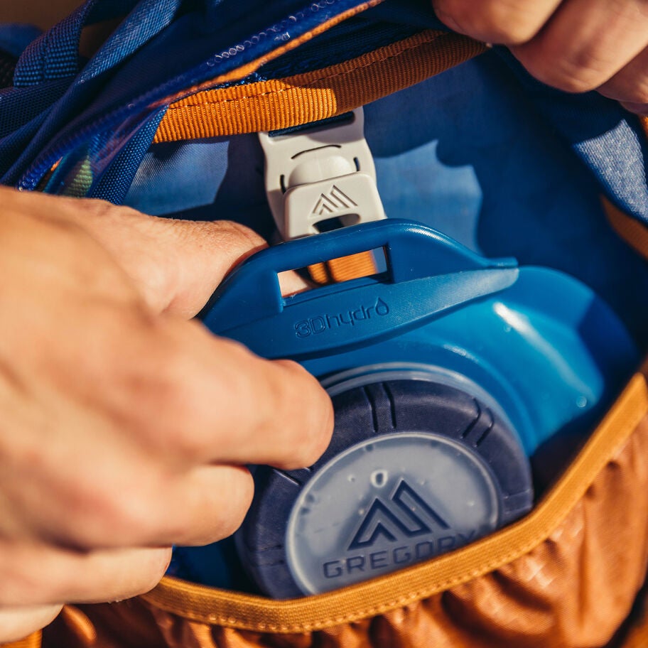 Arrio 22 in the color Outlet | Empire Blue. image number 6