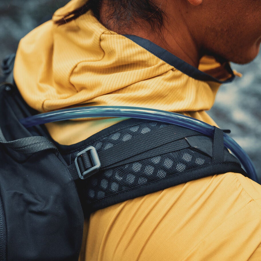 Arrio 24 in the color Shadow Pine Black. image number 7