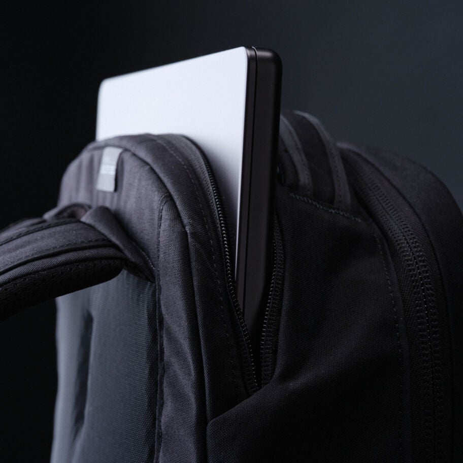 Outset 20 in the color Onyx Black. image number 6