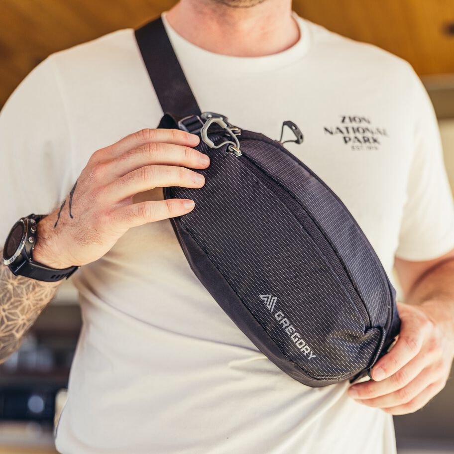 Nano Waistpack in the color OUTLET | Onyx Black. image number 4